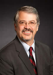 ˼ȫ򸱿Ӌ(j)ϯg(sh)Lew Tucker