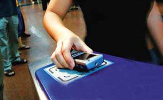 中國聯(lián)通推出首張銀行卡手機(jī)SIM卡二合一卡