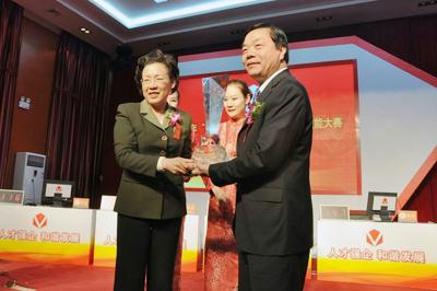 黃丹華為中國(guó)聯(lián)通頒發(fā)突出貢獻(xiàn)獎(jiǎng)